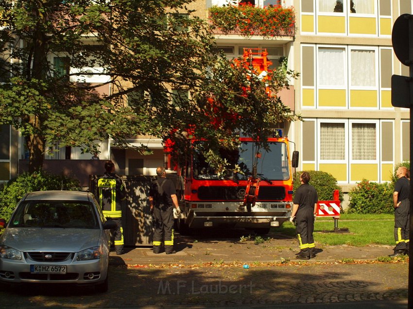 Einsatz BF Koeln Hoehenretter Koeln Stammheim Georg Beyerstr P144.JPG